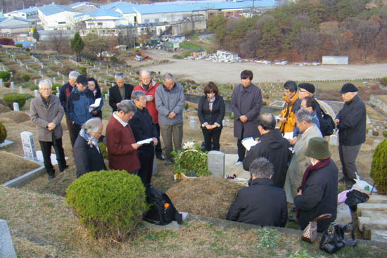 2011년 11월 당시 인천 천주교 공원묘지에 있던 이재문 열사의 묘소에서 열린 이재문 열사 30주기 추모제. 맨 오른쪽에 안재구 선생이 보인다. [사진 제공 – 안영민]