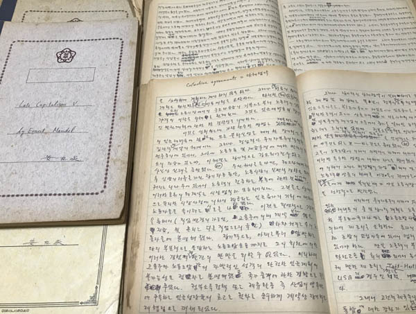 안재구 교수의 학습노트 중 일부. 안 교수는 이론학습도 수학공부 하듯이 꼼꼼하게 노트 필기를 하면서 진행했는데, 그가 정리한 노트를 교재로 학습을 하는 경우도 있었다. [사진 제공 – 안영민]