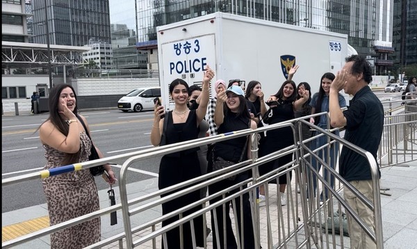 광화문광장을 지나던 팔레스타인 여성들이 반이스라엘 반미를 외치며 지지를 보내줬다. [사진-자주연합 준비위원회]