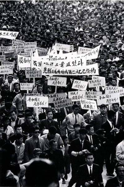 1964년 한일회담 반대 시위 광경. 굴욕적 대일외교 반대와, 불법적 친일정권 퇴진을 내걸고 1964~65년 2년에 걸쳐 진행된 투쟁은 4.19에 버금갈 만큼 치열하게 전개됐고, 4.19세대에 이어 6.3세대란 말이 나올 만큼 한국 사회에도 큰 영향을 미쳤다. [사진 제공 – 안영민]