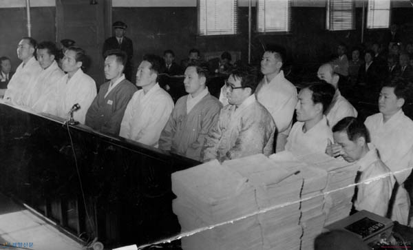 1964년 8월에 중앙정보부가 발표한 인민혁명당 사건 당시 관련자들의 재판 광경. 1차 인혁당 사건은 담당검사들이 공소 유지가 어렵다고 반발하며 사표를 쓸 만큼 무리하게 조작한 사건이었다. [사진 제공 – 안영민]