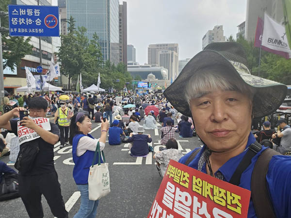 하태한 통신원은 촛불행동이 주최하는 주말 촛불집회에 거의 빠짐 없이 참가했다. [사진 - 통일뉴스 하태한 통신원]