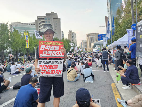 오늘의 주제를 담은 손푯말. [사진 - 통일뉴스 하태한 통신원]