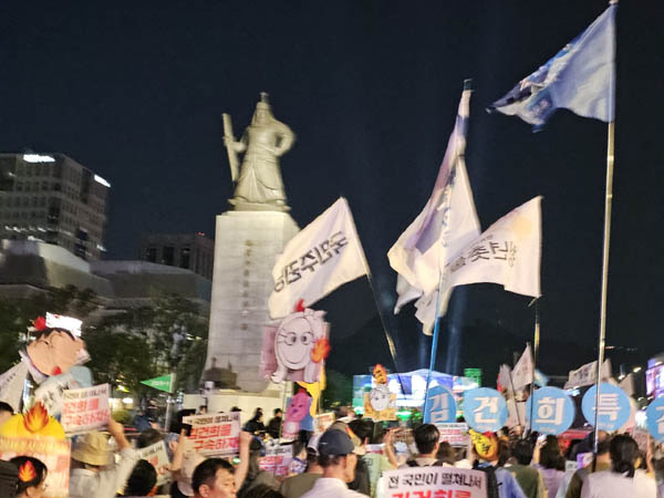 7시 20분, 행진을 시작해  시청앞을 지나 청계광장, 종각역(전봉준 동상), 광화문역, 이순신동상, 광화문광장 중간까지 진행했다. [사진 - 통일뉴스 하태한 통신원]