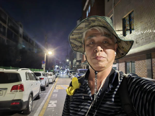 골목으로 들어서는 가슴 위에는 구겨진 노랑나비 리본 만이 흔들릴 뿐이다...... [사진 - 통일뉴스 하태한 통신원]