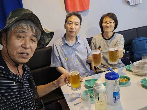 9시, 근처 식당에서 집회에서 만난 〇대 출신 동료들과 생맥주를 마셨다. [사진 - 통일뉴스 하태한 통신원]
