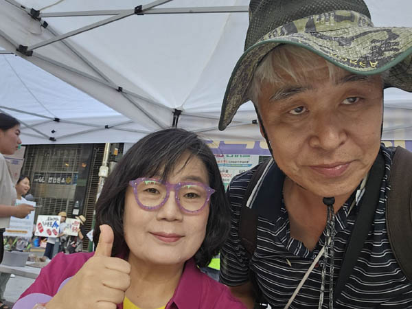 오늘은 일본군성노예 활동을 계속하는 윤미향 전 국회의원과 사진도 찍고 가슴에는 노랑나비 리본도 달았다. [사진 - 통일뉴스 하태한 통신원]