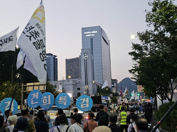 7시 20분, 행진을 시작해  시청앞을 지나 청계광장, 종각역(전봉준 동상), 광화문역, 이순신동상, 광화문광장 중간까지 진행했다. [사진 - 통일뉴스 하태한 통신원]