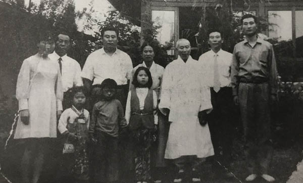 경북대 정치학과 62학번인 여정남은 경북대 학생운동은 물론 전국 학생운동을 이끈 리더로 1968년 봄에 정치학과 선배인  이재문 선생의 소개로 안재구 교수와 처음 만나 동지적 관계를 맺었다. 사진은 여정남의 가족사진(맨오른쪽). 여정남은 키가 186cm로 장대했다. [사진 제공 – 안영민]