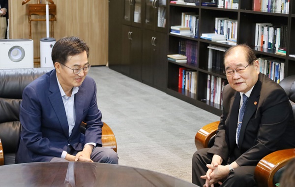 지난달 29일 김동연 경기지사를 만난 이종찬 회장. [사진-광복회]