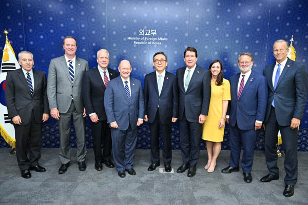 조태열 외교부 장관은 3일 오후 외교부청사에서 방한 중인 미국 상원 의원단 7명과 면담을 갖고, 한미관계와 한반도 문제 등에 대해 의견을 교환했다. [사진 제공 - 외교부]