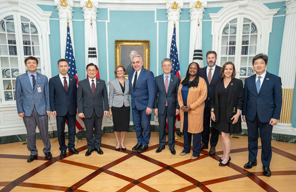 한미 양측 수석대표들은 미국 국무부 조약실에서 커트 캠벨 국무부 부장관을 만났다. [사진 제공 - 외교부]