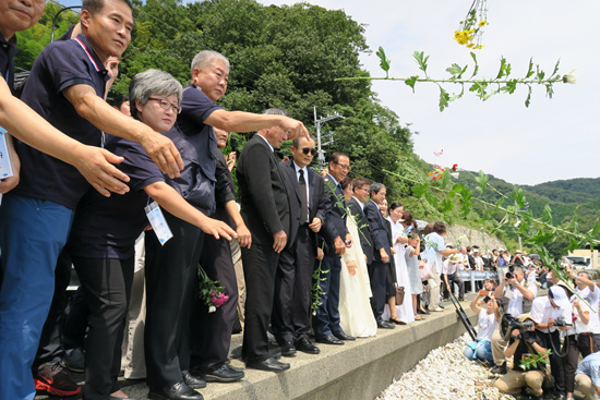2016년 8월 ‘일제 강제징용 조선인노동자 상 제막식 및 합동추모제’ 대표단이 우키시마호 침몰 현장을 찾아 헌화하고 있다. [자료사진 - 통일뉴스]