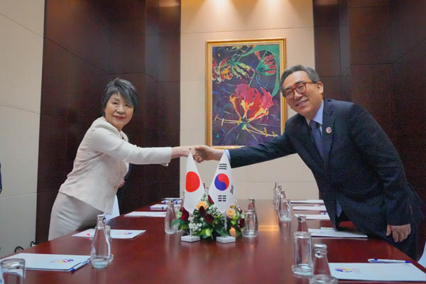 조태열 외교부 장관과 가미카와 요코(上川陽子) 일본 외무은 6일 한일 정상회담 계기에「대한민국 외교부와 일본국 외무성 간 제3국 내 한국 및 일본 재외국민보호 협력에 관한 각서」를 체결했다. 사진은 지난 7월 26일 라오스 비엔티안에서 열린 아세안 관련 외교장관회의 계기 한일 외교장관회담 모습. [사진 제공 - 외교부]