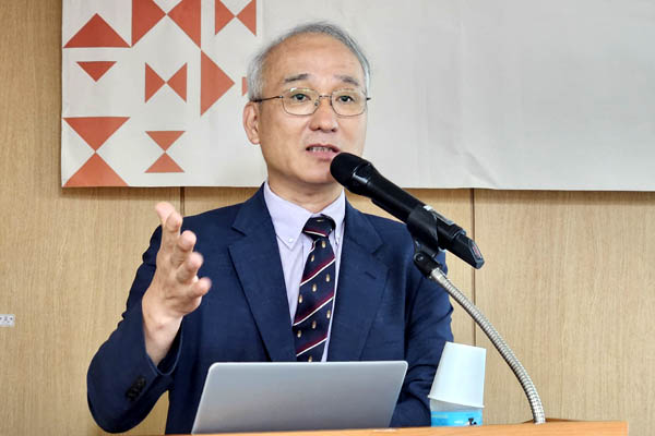 정창현 평화경제연구소 소장은 지난 7월 18일 서울 광화문 조영래홀에서 열린 ‘2024 한반도 전략 아카데미’ 여섯 번째 강좌에서 “1민족 2국가, 2민족 2국가 – ‘적대적 두 국가’ 선언의 배경과 전망”을 주제로 강연했다. [사진 - 통일뉴스 김치관 기자]