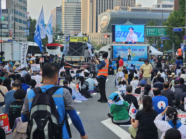 촛불행동이 7일 오후 서울 시청역 앞에서 주최한 제106차 촛불집회 전경. [사진 – 통일뉴스 하태한 통신원]