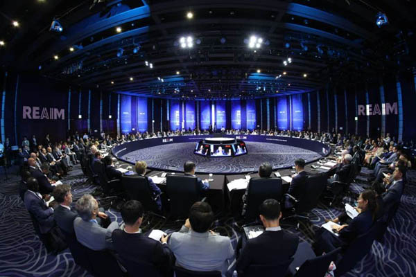 10일 서울 롯데 호텔에서 개최된 REAIM 고위급회의 폐회식에서 「REAIM 행동을 위한 청사진」이 62개국 서명으로 채택됐다. [사진 제공 - 외교부]
