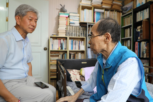 인터뷰는 권오헌 명예회장의 자택에서 진행됐다. [사진-통일뉴스 김래곤 통신원]