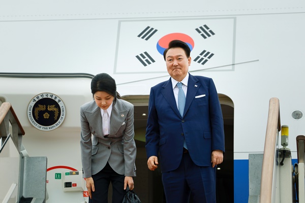 19일 오전 체코 방문을 위해 출국하는 윤 대통령 부부. [사진제공-대통령실]