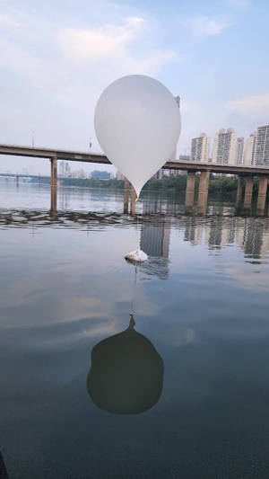 지난 6월 8일 북한이 날려보낸 '쓰레기 풍선'. [사진-합참]