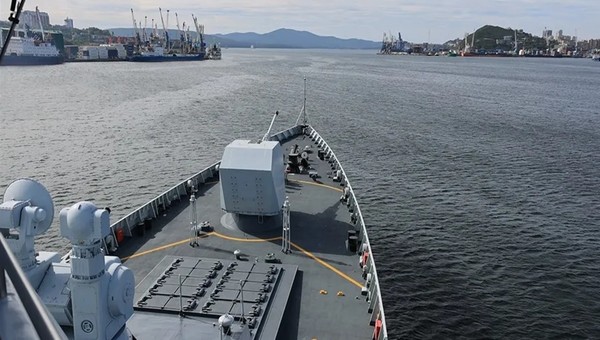 지난 21일 시작된 '북부/연합 2024'에 참가한 중국 함정이 러시아 연해주 블라디보스톡항을 떠나고 있다. [사진 갈무리-글로벌타임스]