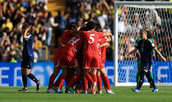 북한 여자축구 대표팀이 일본팀을 1-0으로 꺾고 FIFA 20세 이하(U-20) 여자 월드컵에서 우승했다. 최일선 선수가 결승골을 넣고 기뻐하는 북한 선수들. [사진-피파 홈페이지 갈무리]