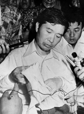 박정희는 자신과 대선에서 맞섰던 야당 지도자인 김대중을 중앙정보부 요원들을 시켜 일본 도쿄에서 납치해 바다에 수장하려고 했다. 사진은 구사일생으로 풀려난 김대중씨의 기자회견 광경. [사진 제공 – 안영민]