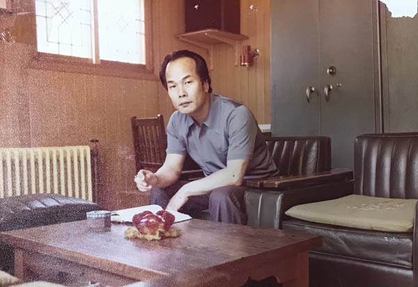 1973-74년 무렵 자택의 서재에서 찍은 안재구 교수의 모습. 당시 대구 지역 혁신계 갈등의 여파인듯 표정이 어둡다. [사진 제공 – 안영민]