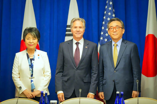 제79차 유엔총회 고위급 회기 참석 차 뉴욕을 방문 중인 조태열 외교부 장관은 안토니 블링컨 미국 국무장관 및 가미카와 요코 일본 외무상과 23일 오후 약 30분간 한미일 외교장관회의를 가졌다. [사진 제공 - 왹교부]