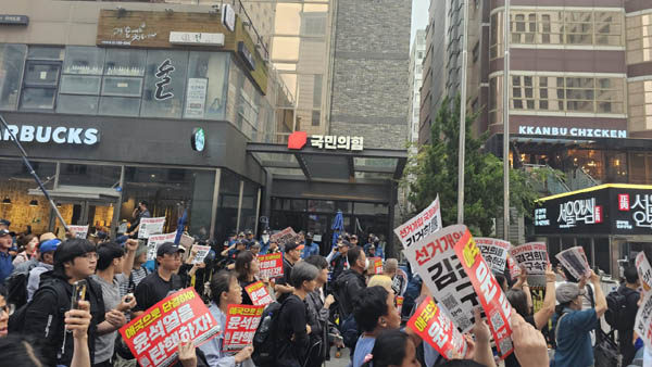  행렬은 빌딩 사이를 지나 국민의힘 당사를 지나는 묘한 상황이 연출됐다. [사진 - 통일뉴스 하태한 통신원]