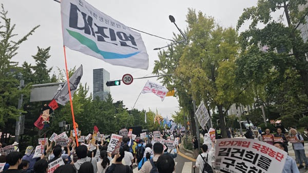 옛날의 학생운동의 깃발인 한총련과 지금의 진보대학생의 깃발인 대진련의 깃발이 교차되는 모습은 매우 인상적이다. [사진 - 통일뉴스 하태한 통신원]