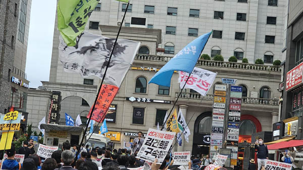 옛날의 학생운동의 깃발인 한총련과 지금의 진보대학생의 깃발인 대진련의 깃발이 교차되는 모습은 매우 인상적이다. [사진 - 통일뉴스 하태한 통신원]