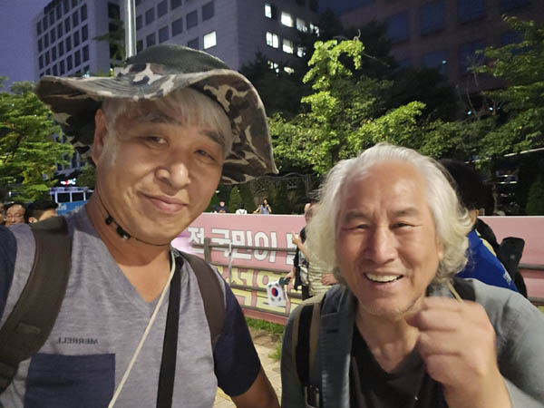 촛불행동 상임대표 박재동 화백과 한 컷. [사진 - 통일뉴스 하태한 통신원]