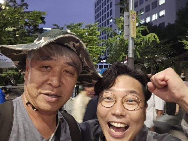 구본기 촛불행동 공동대표와 한 컷. [사진 - 통일뉴스 하태한 통신원]