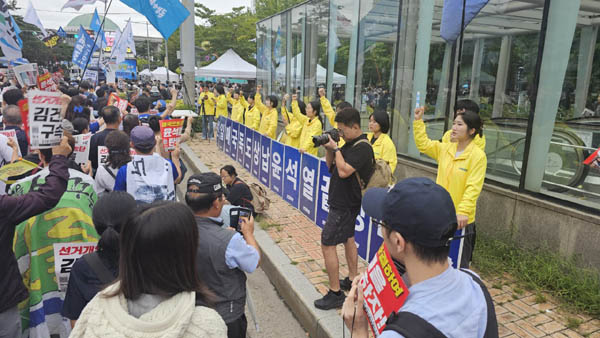 일본대사관 앞에서 소녀상을 지키던 반일행동 회원들의 참석도 눈길을 끌었다. [사진 - 통일뉴스 하태한 통신원]