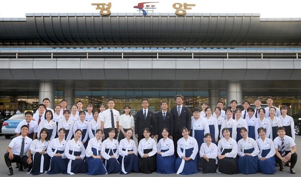 재일 총련 인사들의 ‘조국방문’이 이어지고 있는 가운데 이번에는 재일 조선대학교 2차 ‘졸업학년학생 조국방문단’이 북한을 방문했다. 사진은 지난달 27일 평양에 도착한 재일 조선대학교 1차 ‘졸업학년학생 조국방문단’. [사진-노동신문 갈무리]