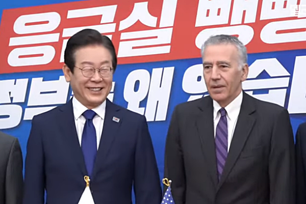 26일 오전 국회 본청에서 골드버그 미 대사를 만난 이재명 대표. [사진 갈무리-델리민주]