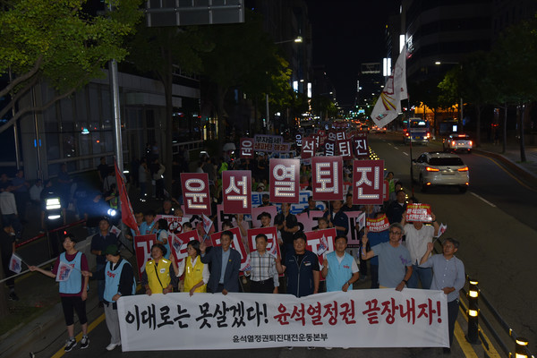 윤석열 정권 퇴진 4차 대전시민대회가 27일 저녁 7시, 둔산동 은하수네거리에서 열렸다. 시민대회가 시작된 장소는 지난 2016-2017년 박근혜 퇴진 촛불집회가 열렸던 은하수네거리와 대전시교육청 네거리 사이 도로였다. [사진-통일뉴스 임재근 객원기자]