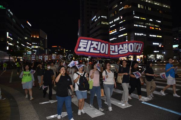 윤석열 정권 퇴진 4차 대전시민대회에서 행진 퍼레이드에 나서 참가자들. [사진-통일뉴스 임재근 객원기자]