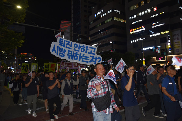 윤석열 정권 퇴진 4차 대전시민대회에서 행진 퍼레이드에 나서 참가자들. [사진-통일뉴스 임재근 객원기자]