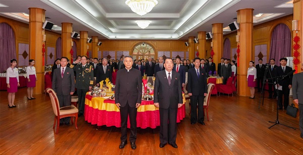 지난 27일 저녁 주북 중국대사관에서 열린 '신중국 75주년 만찬'. 앞줄 오른쪽 강윤석 부위원장, 오른쪽 왕야쥔 대사. [사진-주북 중 대사관]