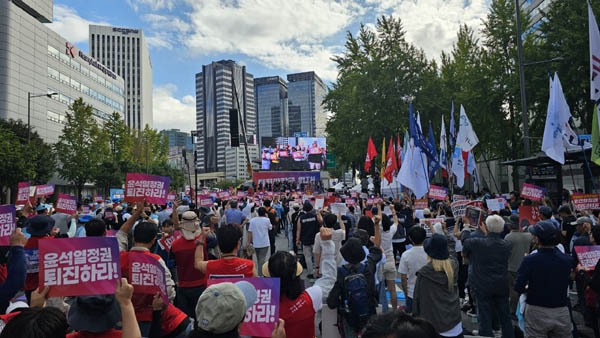  ‘9,28 윤석열정권퇴진 시국대회’가 서울에서는 28일 오후 3시 남대문에서 1만여 명이 모인 가운데 개최됐다. [사진 - 통일뉴스 하태한 통신원]