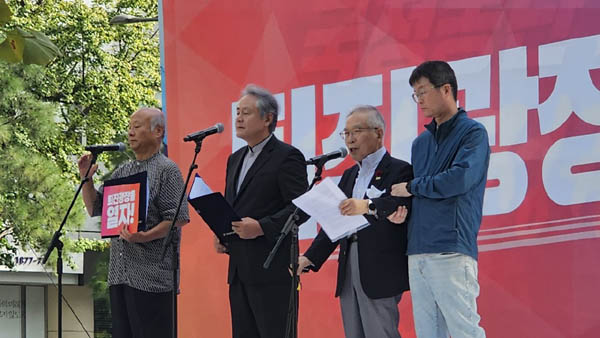 먼저 대표단의 성명서가 낭독되고, 노동자 대표, 시민, 학생대표의 시국에 대한 결의문 낭독이 이어졌다. [사진 - 통일뉴스 하태한 통신원]