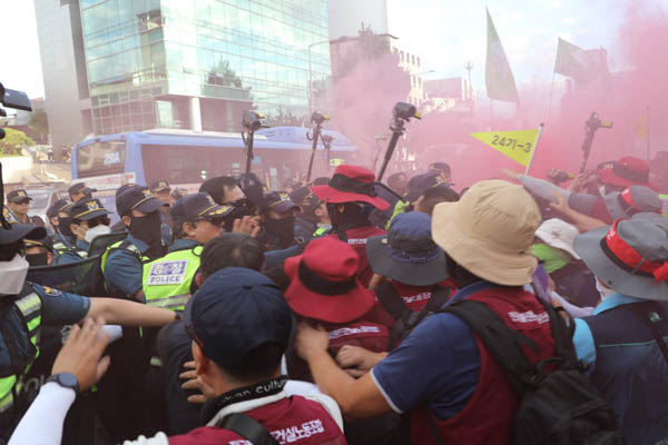 숙대입구역 인근은 경찰과 시위대의 물리적 대치로 엉망이 되었다. [사진 - 통일뉴스 김래곤 통신원]