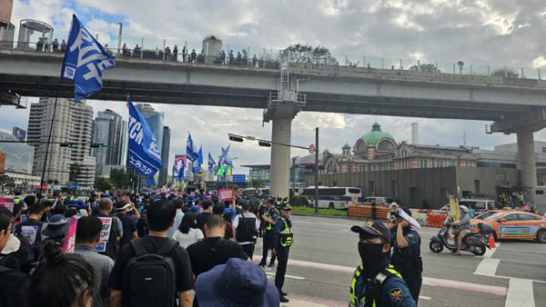 시국대회를 마치고  용산 대통령실을 향해 행진을 벌였다. [사진 - 통일뉴스 하태한 통신원]