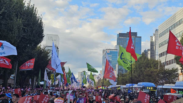 시국대회를 마치고 용산 대통령실을 향해 행진을 벌였다. [사진 - 통일뉴스 하태한 통신원]