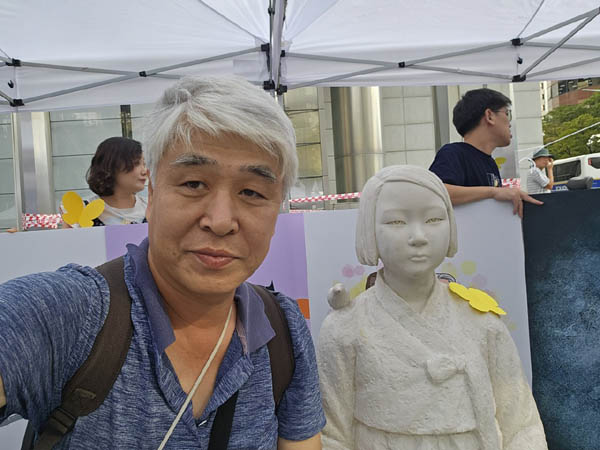 평화의 소녀상과 인증샷. [사진 - 통일뉴스 하태한 통신원]