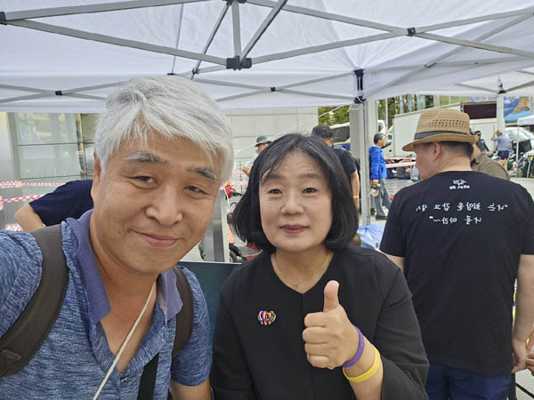윤미향 전 의원과 찰칵. [사진 - 통일뉴스 하태한 통신원]