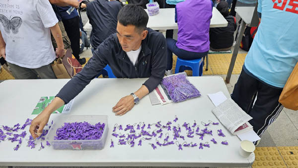 이태원참사는 어떻게 진행되고 있나, 상징소품을 나누어주는 유가족. [사진 - 통일뉴스 하태한 통신원]