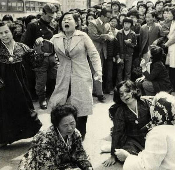 1975년 4월 9일, 그 전날의 대법원 판결이 있고 18시간 만에 박정희는 인혁당 관계자들을 사형시켰다. 아침에 서울구치소로 가족 면회를 왔다가 믿을 수 없는 소식을 듣고 울부짖고 있는 유족들. [사진 제공 – 안영민]